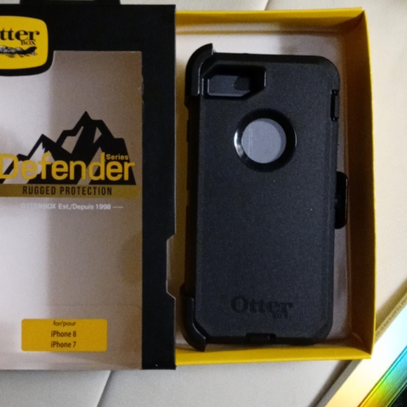 I phone ottor box and privacy screen protector - Picture 2 of 3